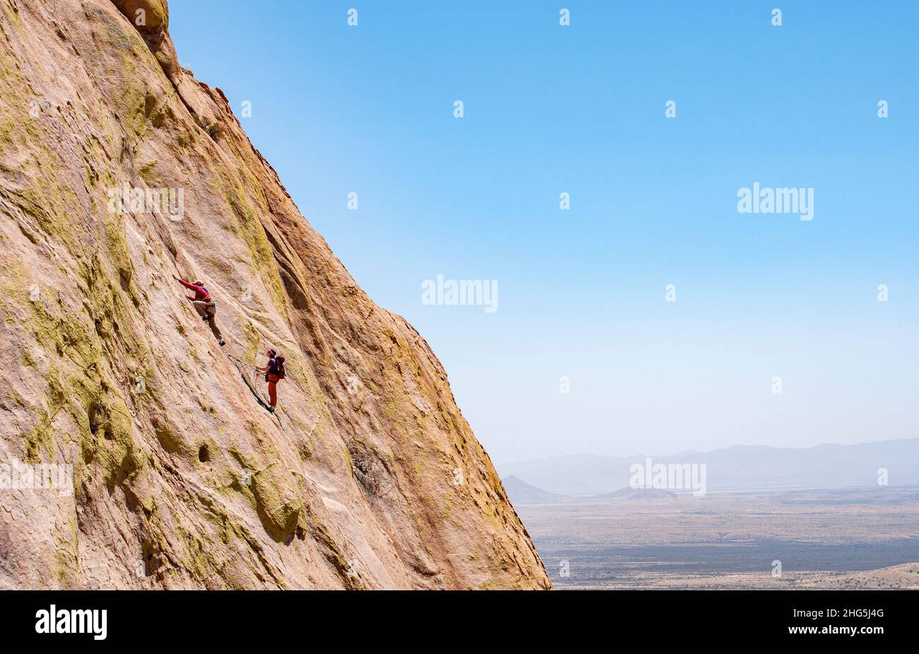 Arrampicatori di roccia scalando 'heep Head' nelle montagne di Dragoon. Arizona meridionale Foto Stock