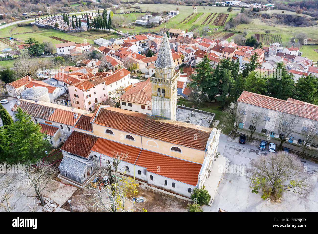 Vista aerea di Zminj e della chiesa parrocchiale di San Mihovil, Istria, Croazia Foto Stock
