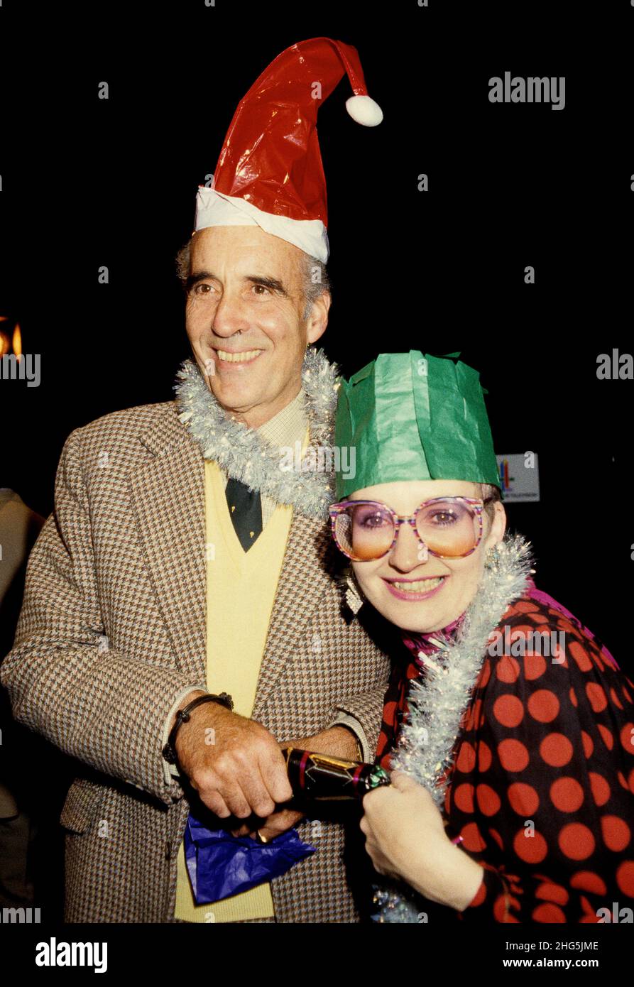 L'attore Christopher Lee e l'attrice su Pollard tirando un cracker di Natale. Sue Pollard Foto Stock