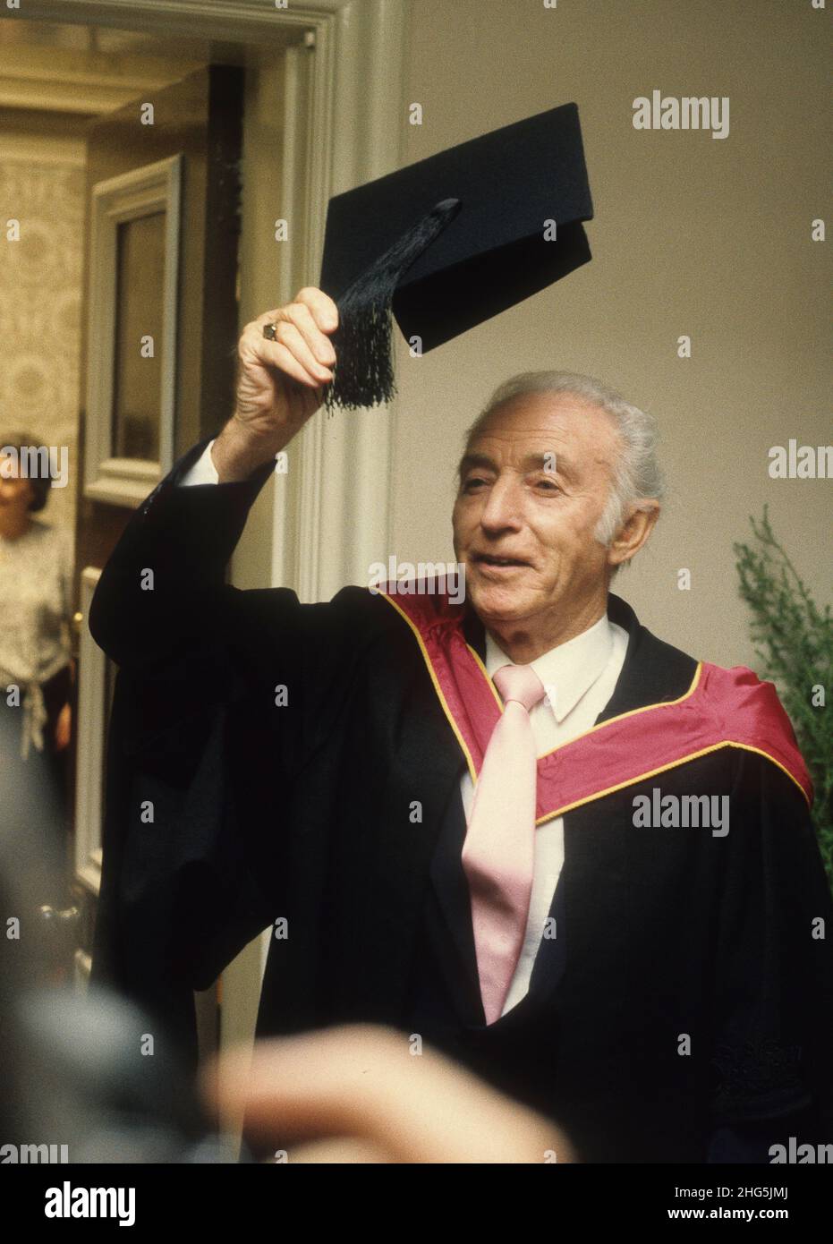 La leggenda del calcio inglese Stanley Matthews dopo aver conseguito la laurea honoris presso la Keele University Foto Stock
