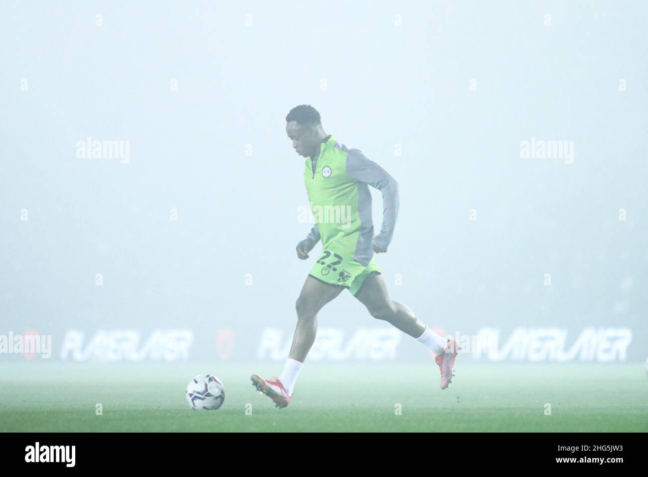 NAILSWORTH, REGNO UNITO. GEN 18th Udoka Godwin-Malife of Forest Green Rovers raffigurato durante il caldo come la nebbia inizia a impostare prima dell'inizio della partita Sky Bet League 2 tra Forest Green Rovers e Mansfield Town al New Lawn, Nailsworth Martedì 18th gennaio 2022. (Credit: Kieran Riley | MI News) Credit: MI News & Sport /Alamy Live News Foto Stock