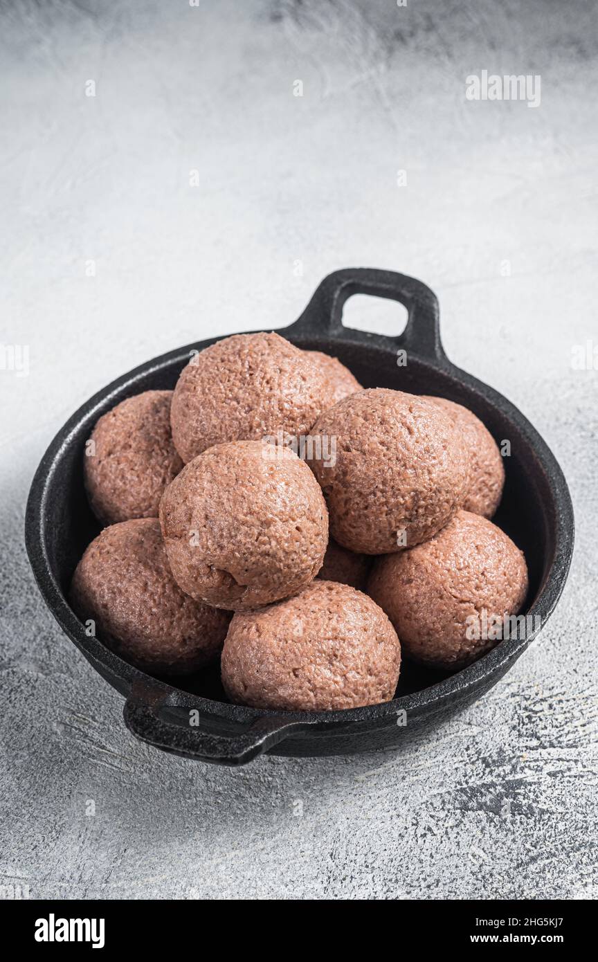 Polpette di verdure crude senza polpette in padella. Sfondo bianco. Vista dall'alto Foto Stock