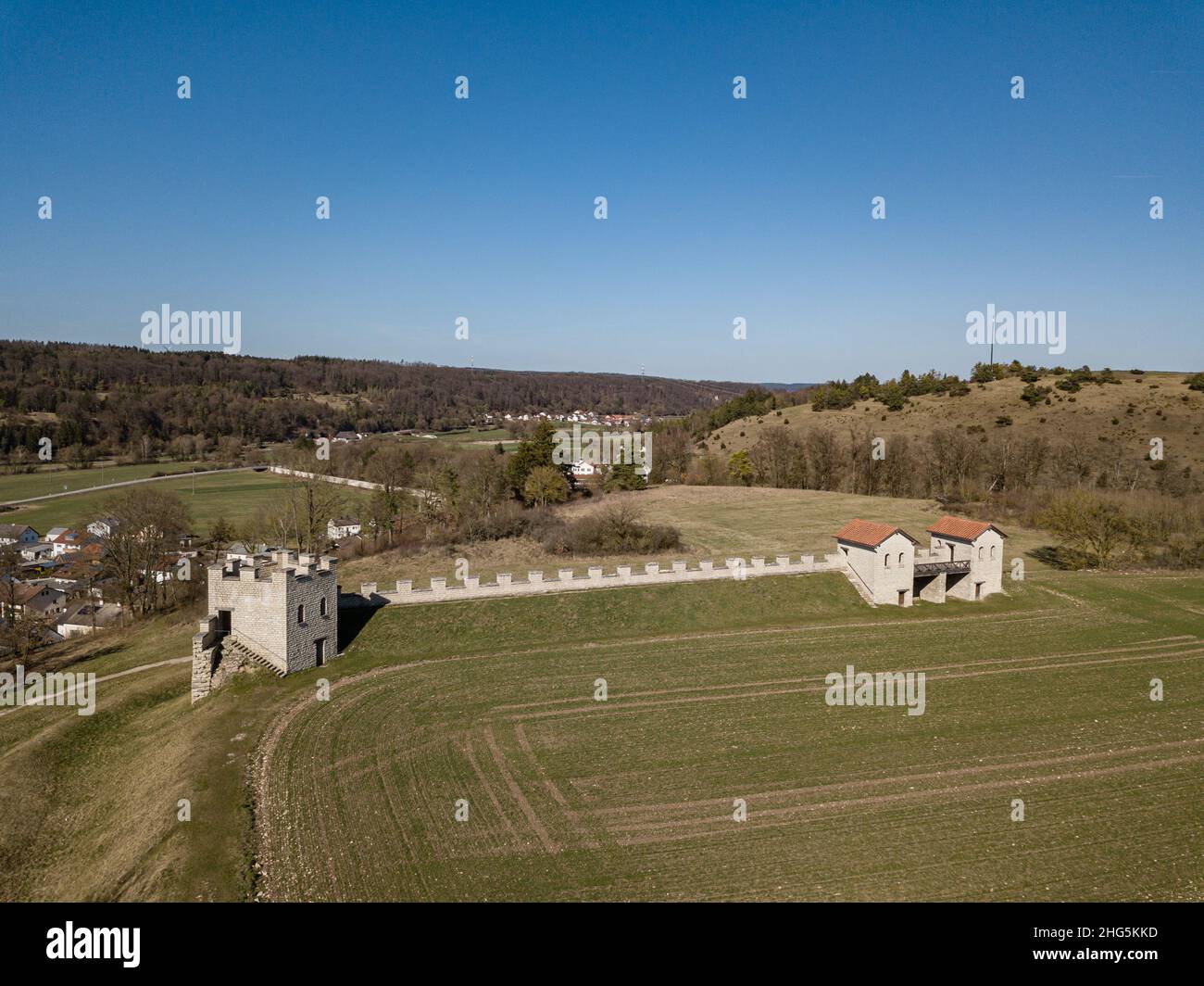 veduta aerea del cancello di limes ricostruito nel parco naturale di altmühltal, baviera, germania Foto Stock
