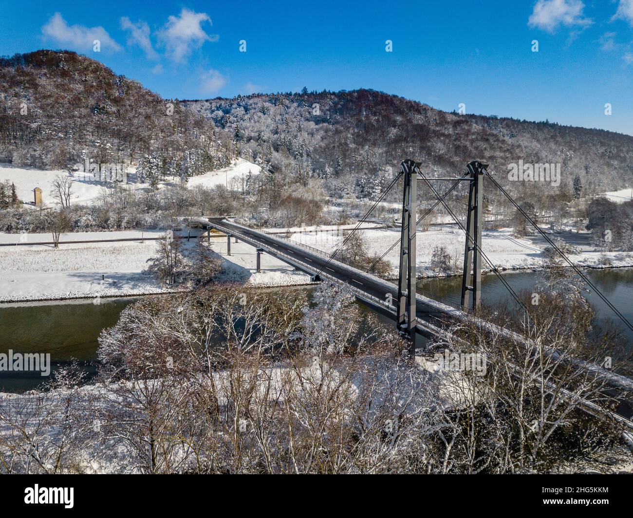 vista aerea del ponte di strada sul canale rhein-main-donau in una giornata invernale soleggiata Foto Stock
