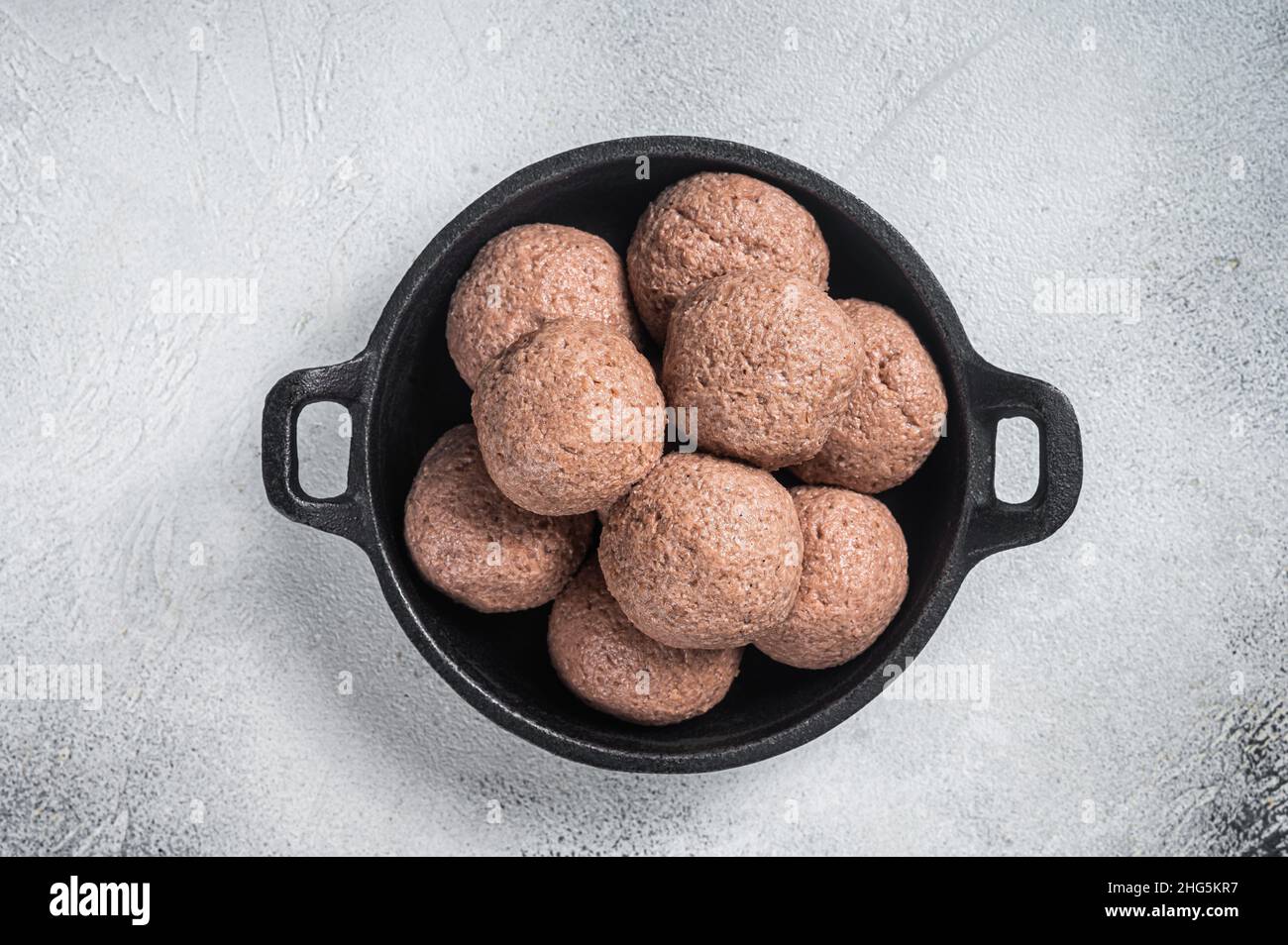 Polpette di verdure crude senza polpette in padella. Sfondo bianco. Vista dall'alto Foto Stock
