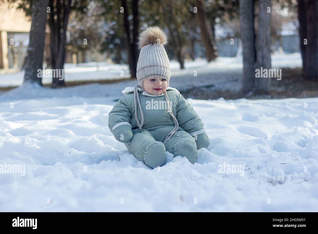 il bambino che gioca con la neve, il bambino nella neve Foto Stock