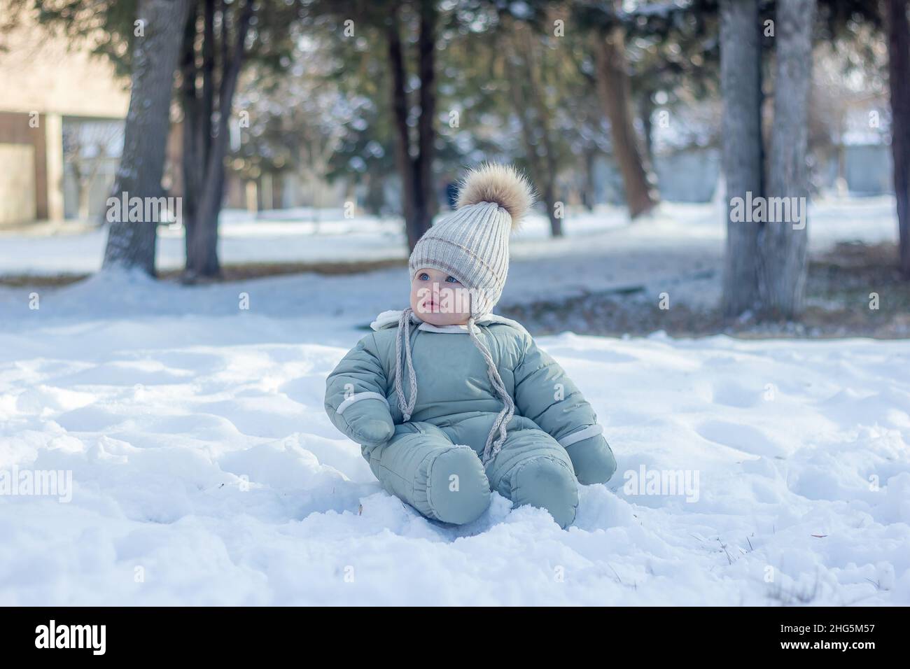 il bambino che gioca con la neve, il bambino nella neve Foto Stock