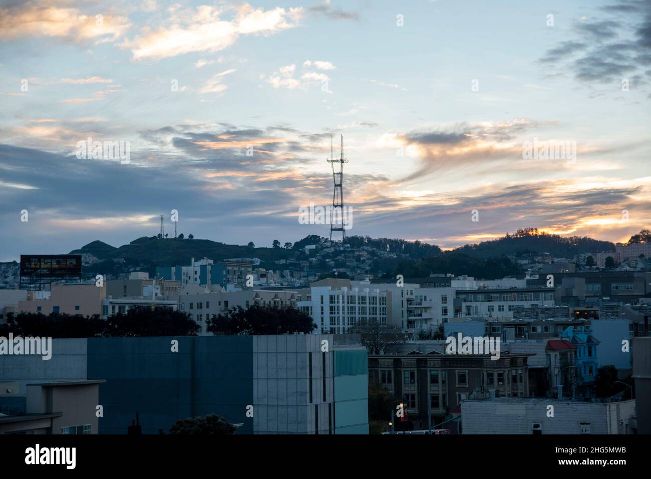 Le strade di San Francisco, California, USA sono vivaci, soprattutto al tramonto. Foto Stock