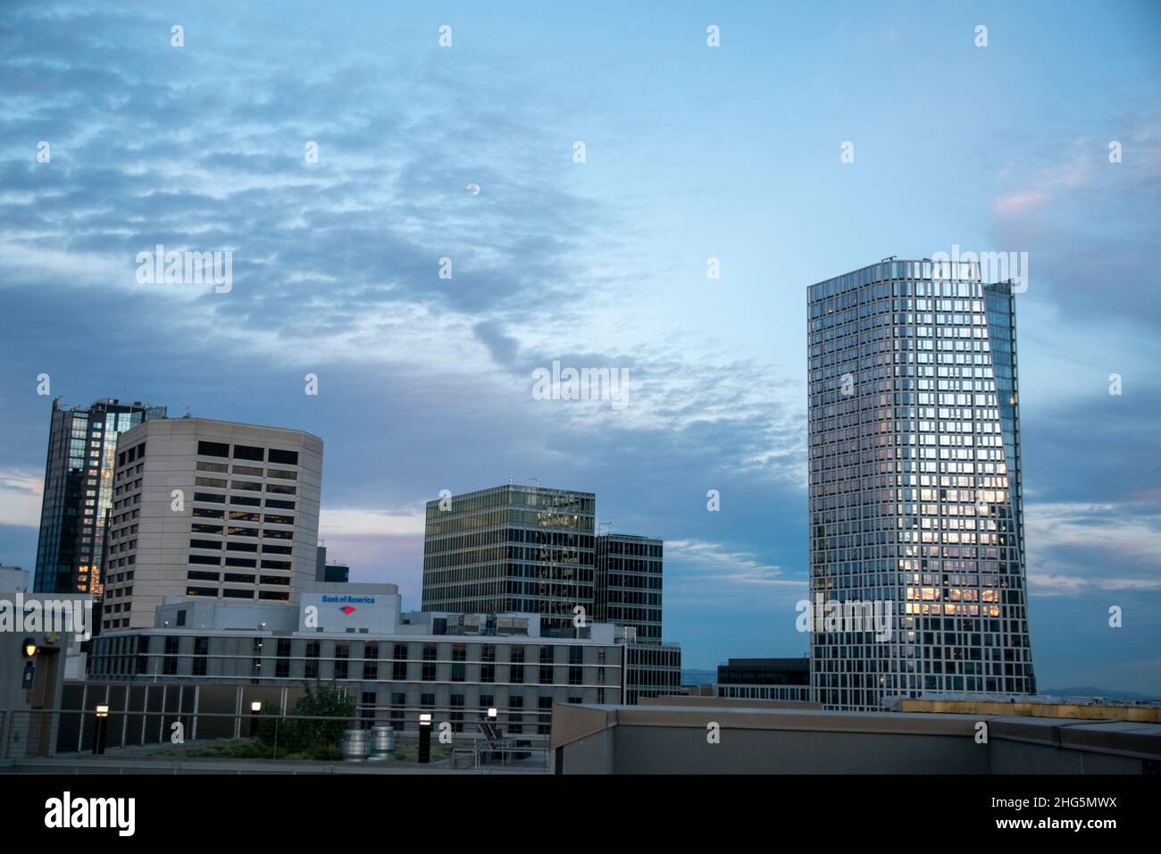 Le strade di San Francisco, California, USA sono vivaci, soprattutto al tramonto. Foto Stock