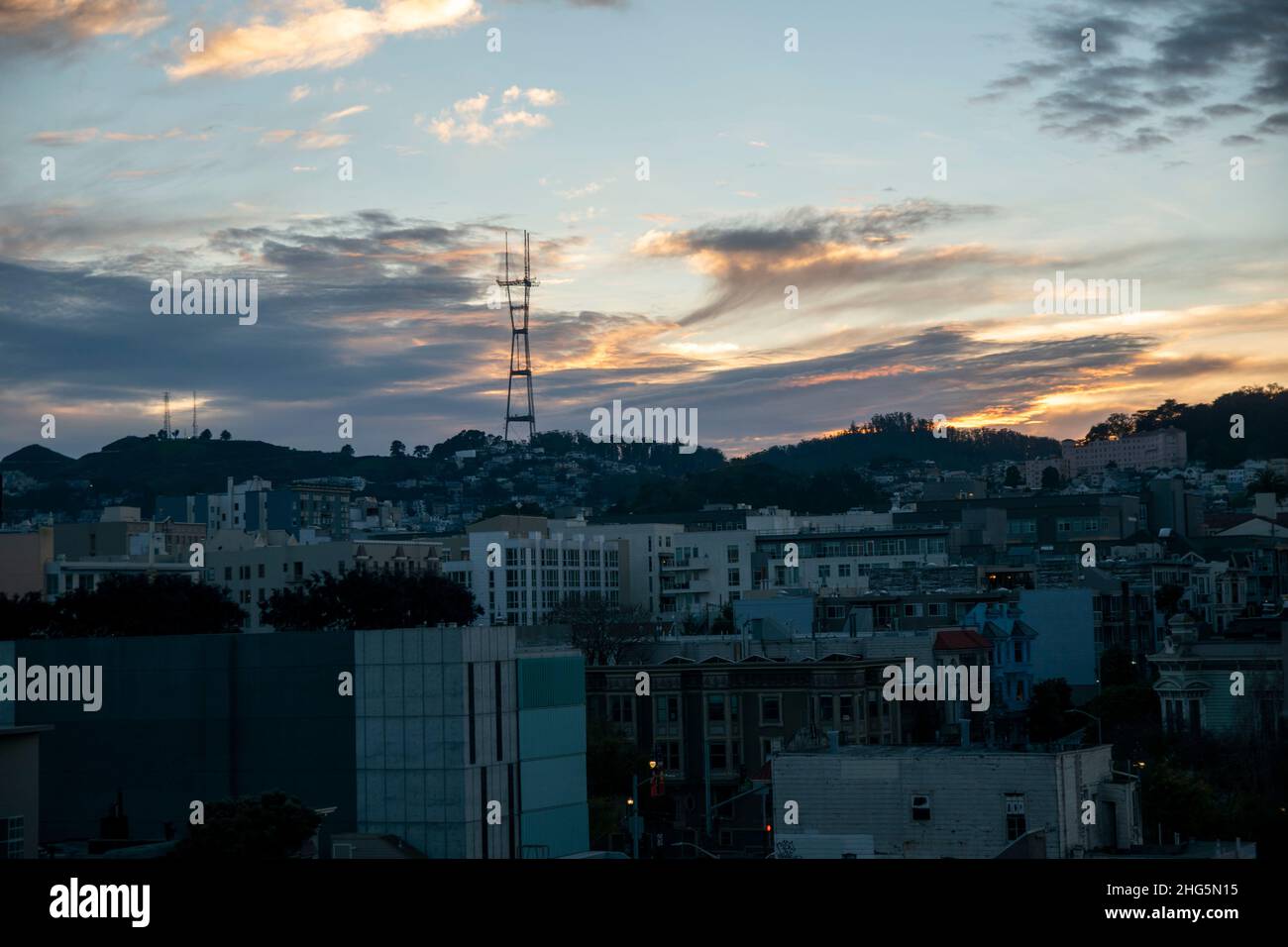 Le strade di San Francisco, California, USA sono vivaci, soprattutto al tramonto. Foto Stock