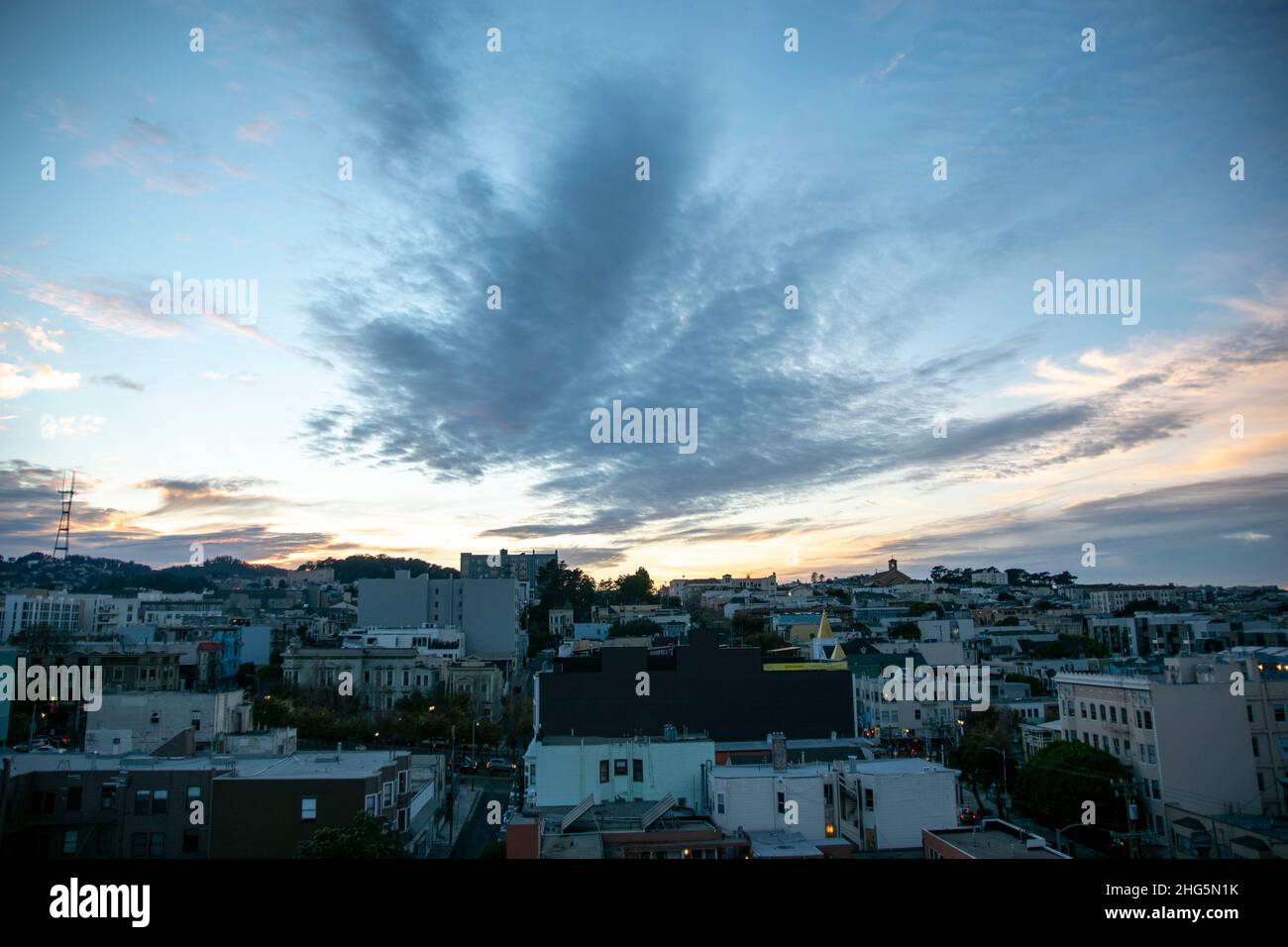 Le strade di San Francisco, California, USA sono vivaci, soprattutto al tramonto. Foto Stock