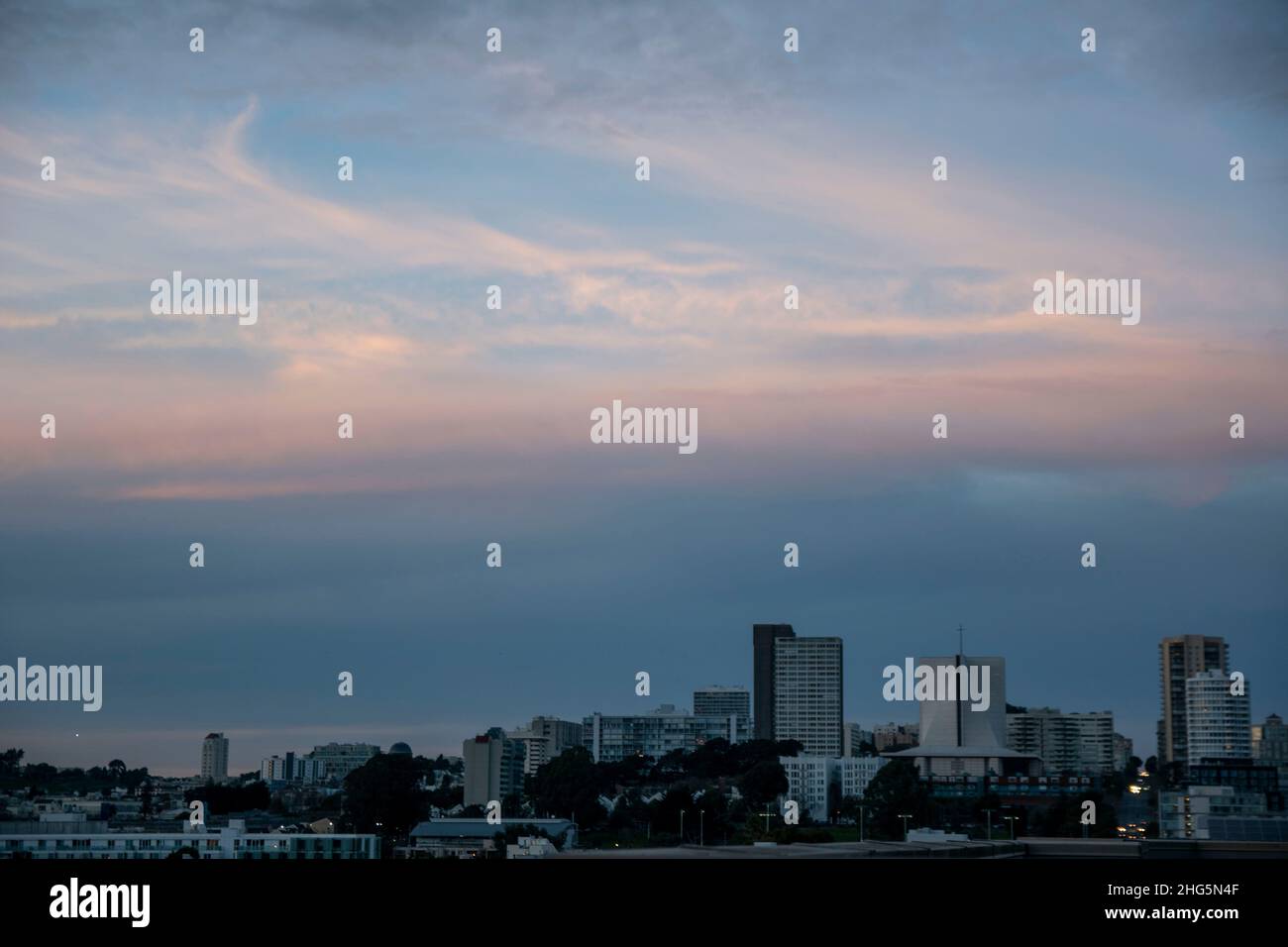 Le strade di San Francisco, California, USA sono vivaci, soprattutto al tramonto. Foto Stock