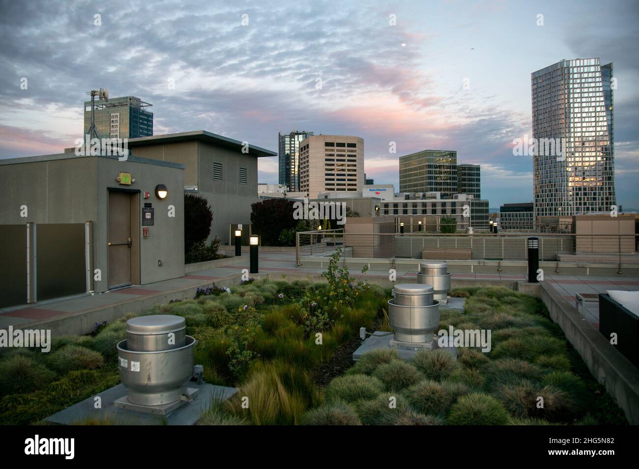Le strade di San Francisco, California, USA sono vivaci, soprattutto al tramonto. Foto Stock
