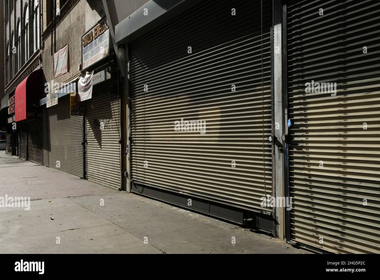 Chiuso la domenica, negozi con persiane chiuse, Broaway, Downtown Los Angeles, California, Stati Uniti d'America Foto Stock