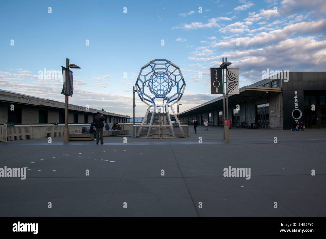 Le strade di San Francisco, California, USA sono vivaci, soprattutto al tramonto. Foto Stock
