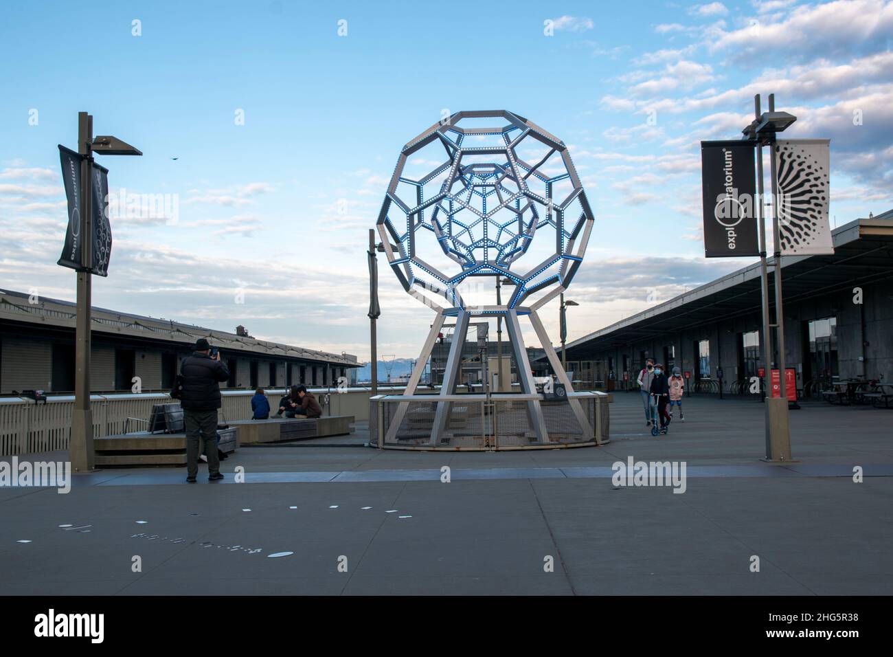 Le strade di San Francisco, California, USA sono vivaci, soprattutto al tramonto. Foto Stock