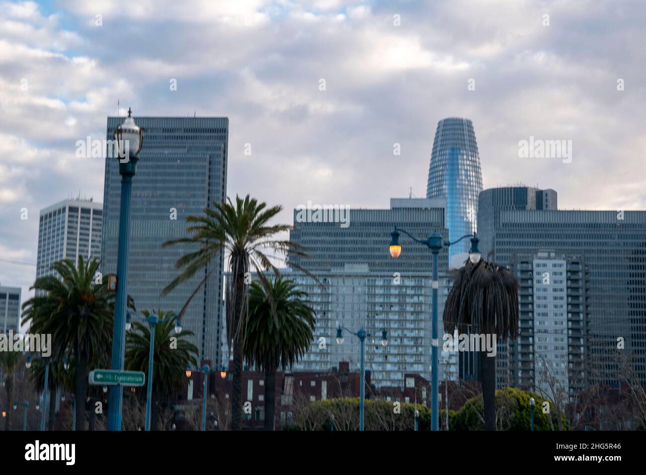 Le strade di San Francisco, California, USA sono vivaci, soprattutto al tramonto. Foto Stock