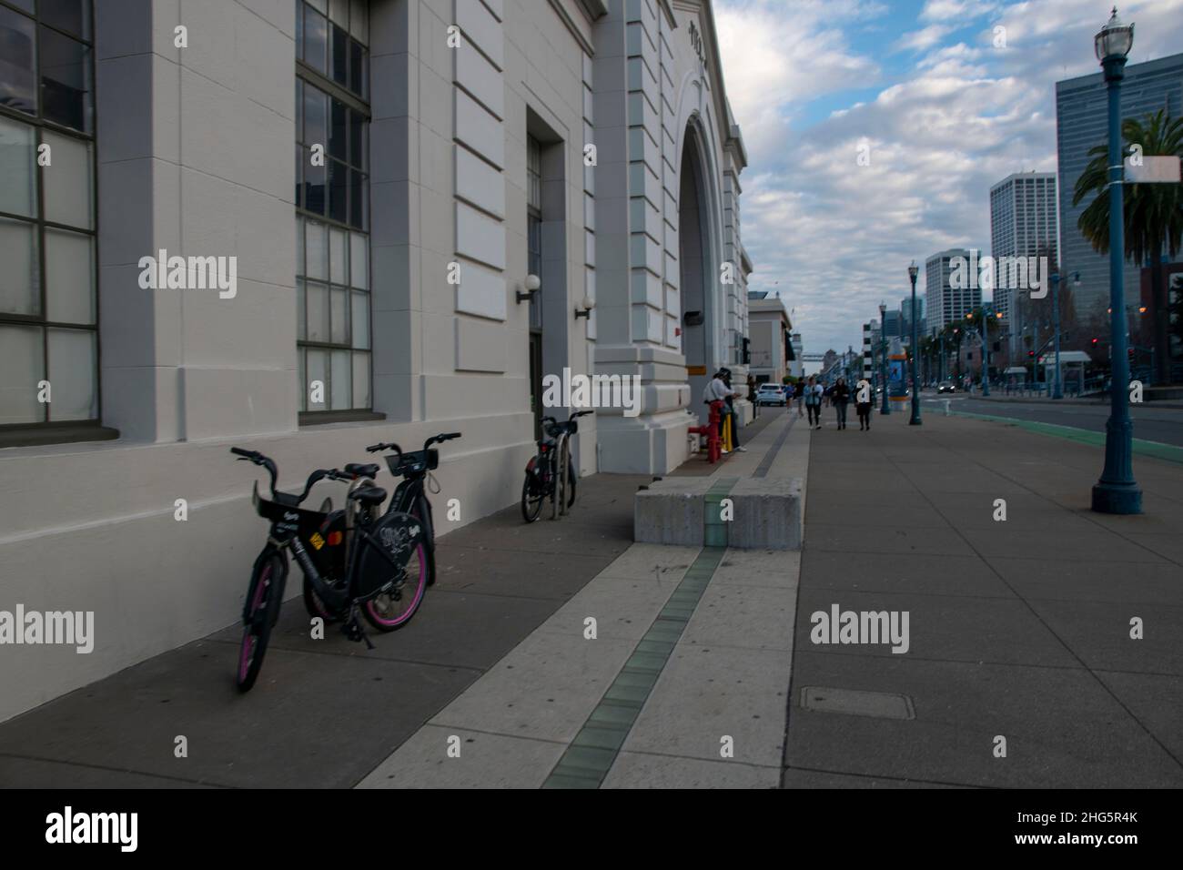 Le strade di San Francisco, California, USA sono vivaci, soprattutto al tramonto. Foto Stock