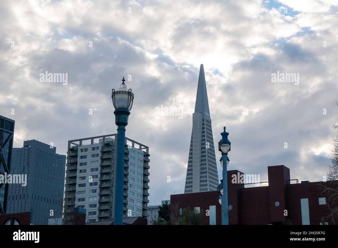 Le strade di San Francisco, California, USA sono vivaci, soprattutto al tramonto. Foto Stock