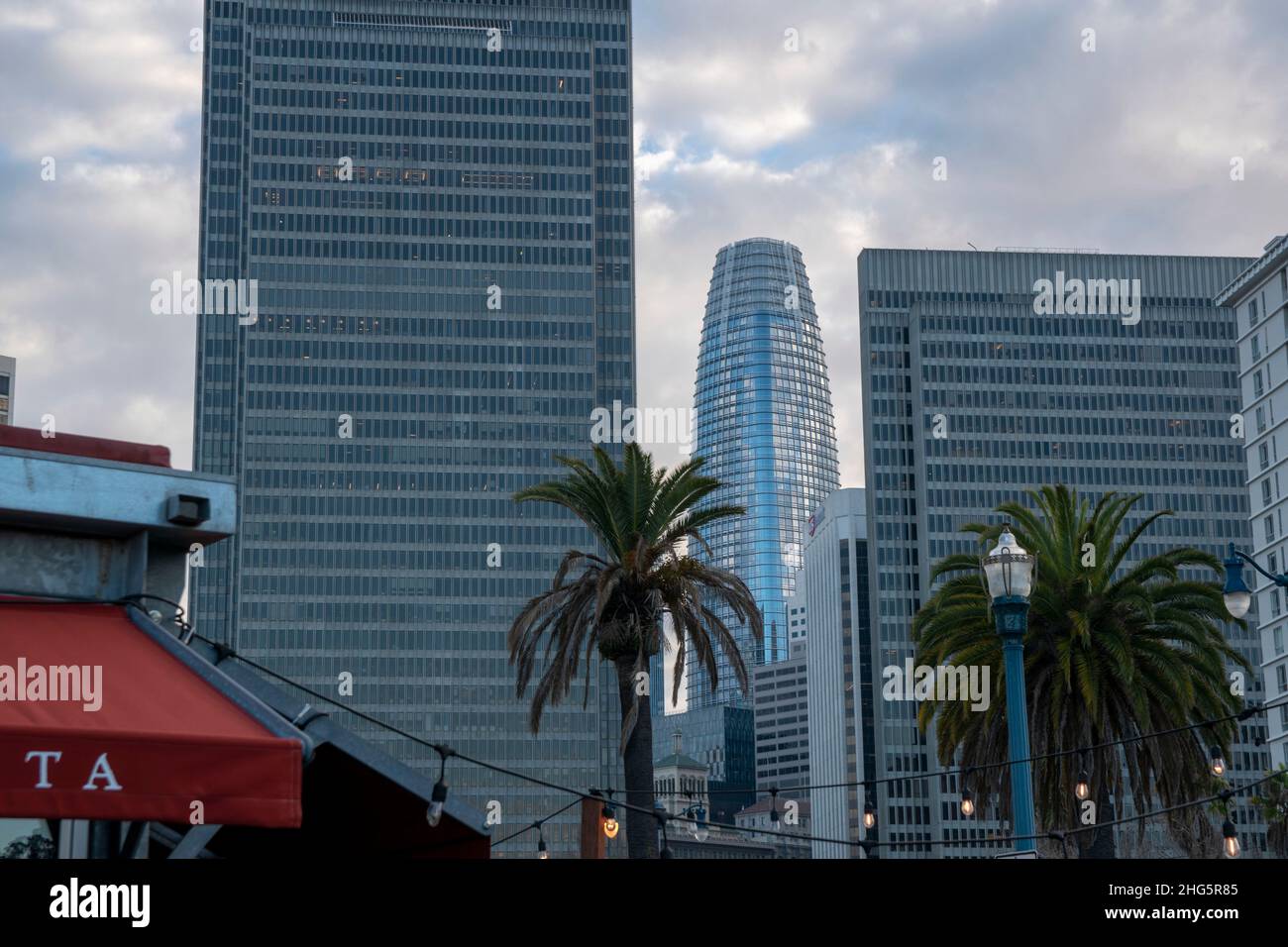 Le strade di San Francisco, California, USA sono vivaci, soprattutto al tramonto. Foto Stock