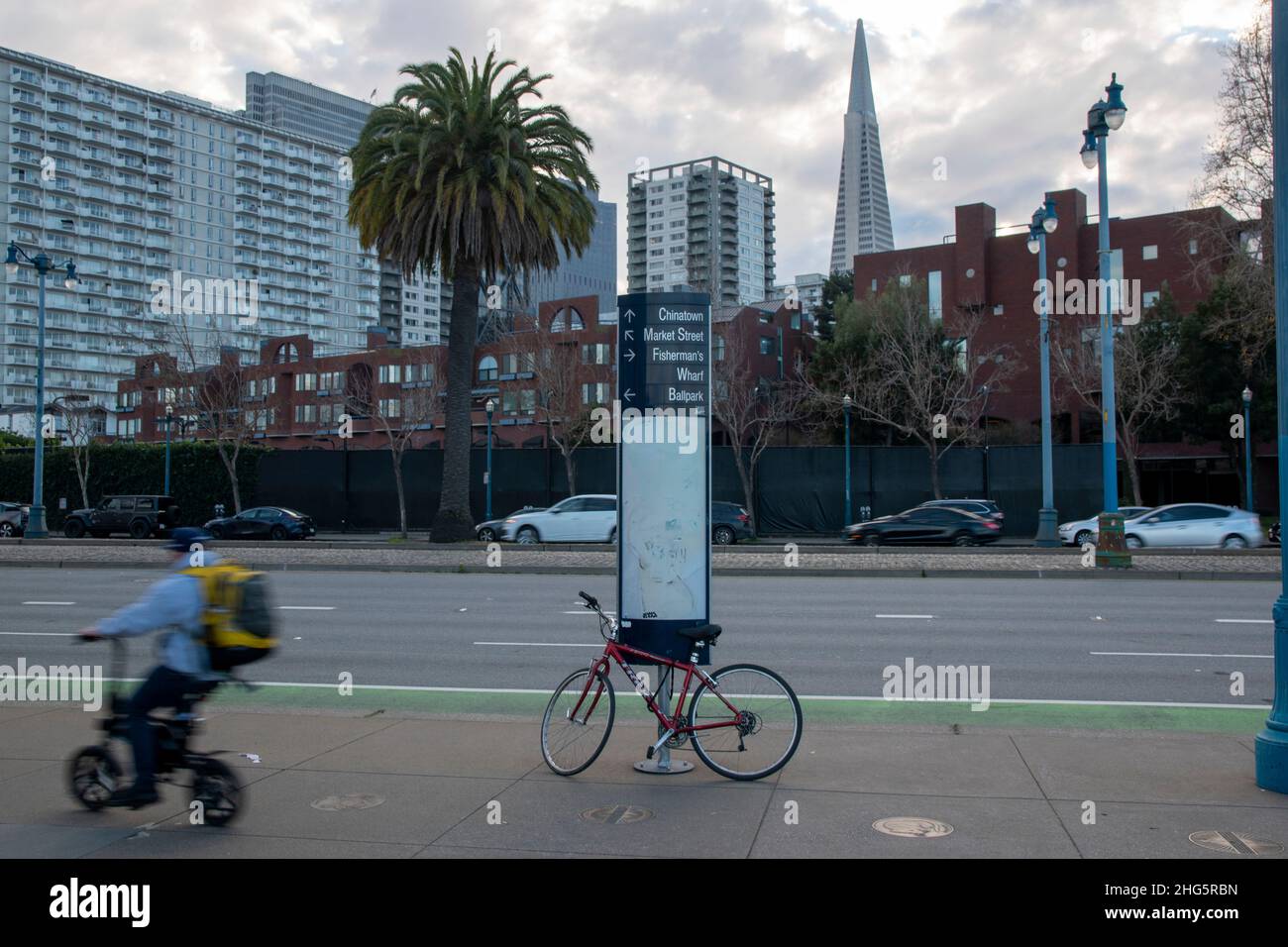 Le strade di San Francisco, California, USA sono vivaci, soprattutto al tramonto. Foto Stock