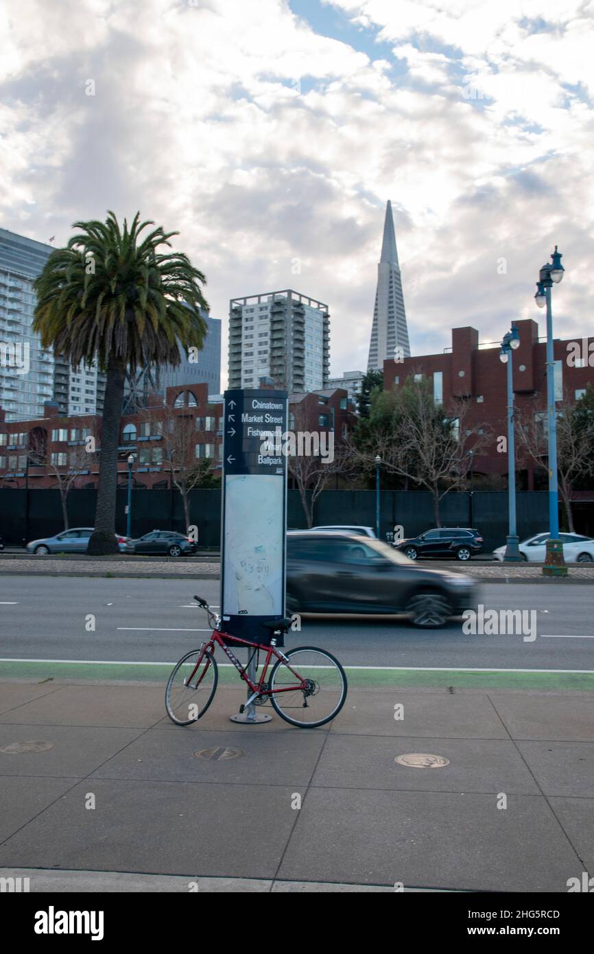 Le strade di San Francisco, California, USA sono vivaci, soprattutto al tramonto. Foto Stock