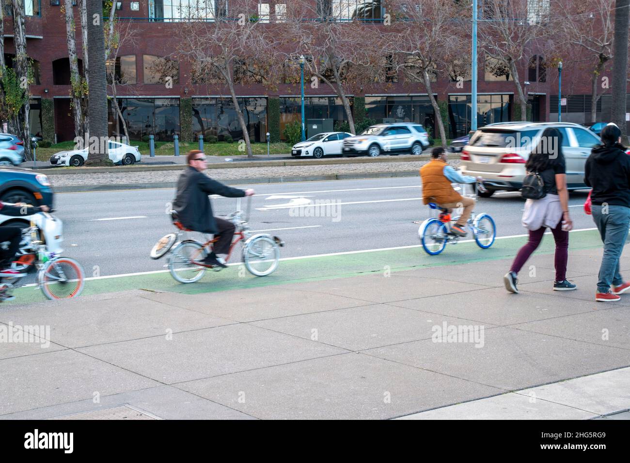 Le strade di San Francisco, California, USA sono vivaci, soprattutto al tramonto. Foto Stock