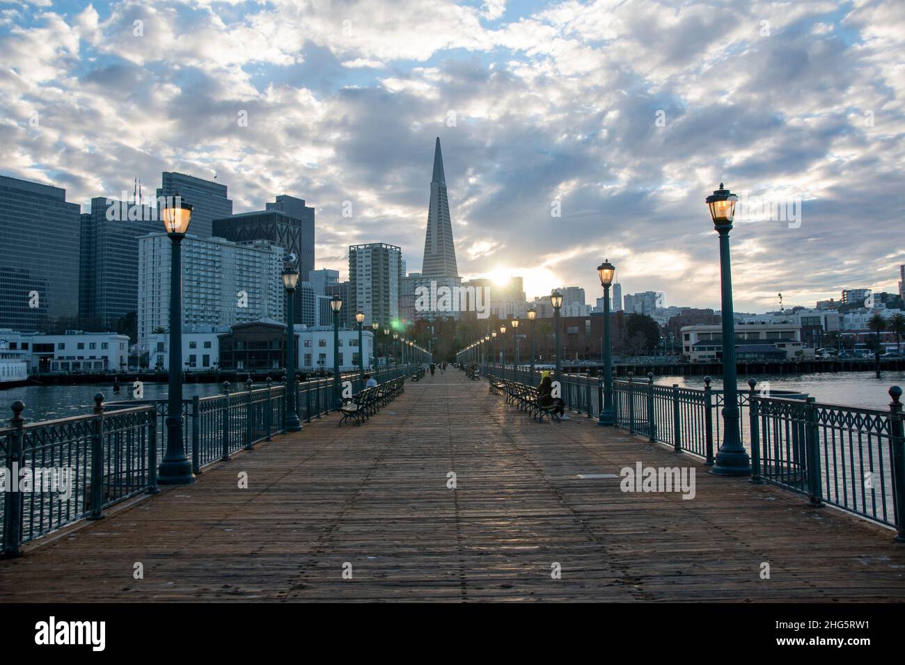 Pier 7 è un famoso luogo di fotografia a San Francisco, CA, USA per la sua relazione con la Piramide Transamerica. Foto Stock