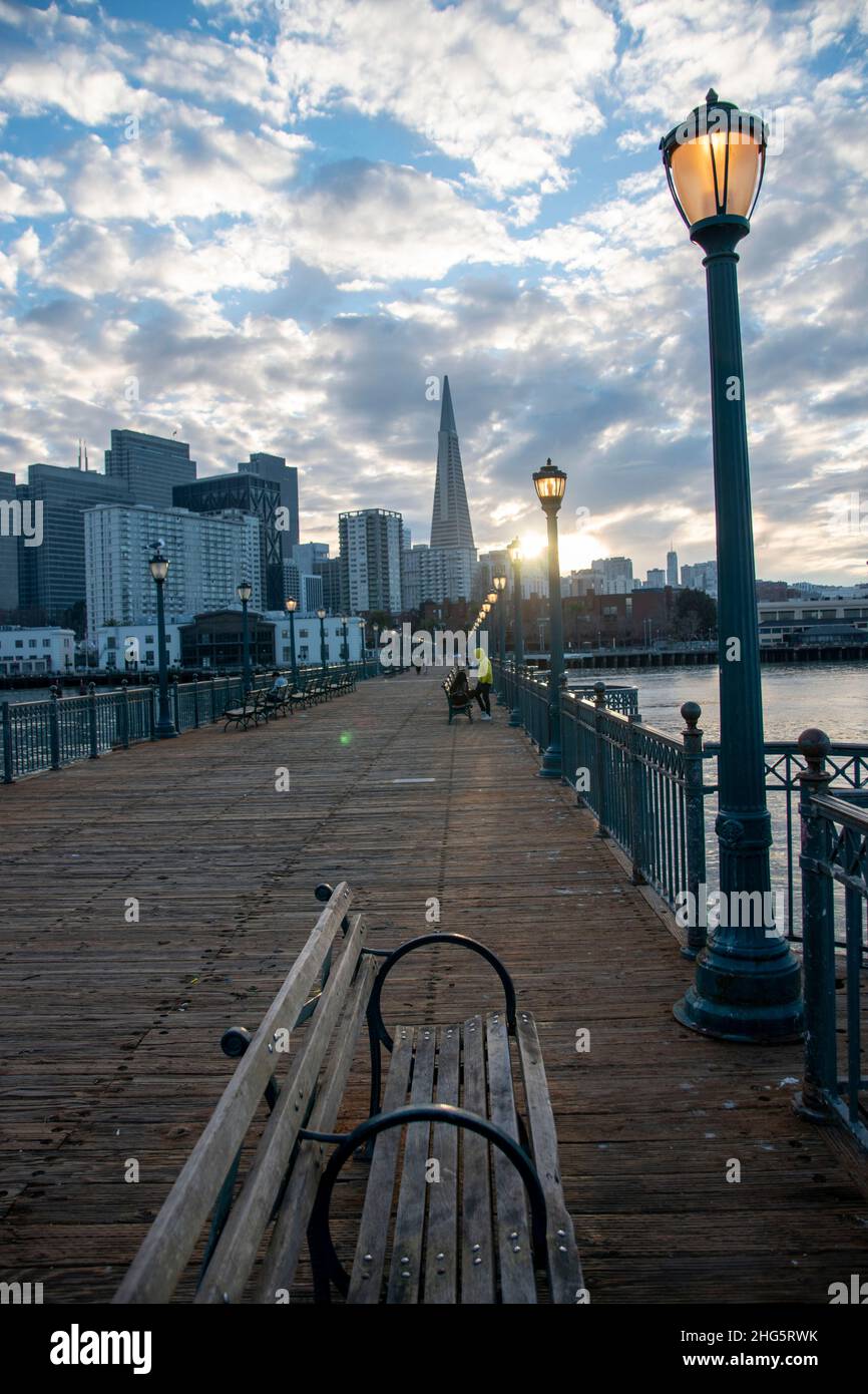 Pier 7 è un famoso luogo di fotografia a San Francisco, CA, USA per la sua relazione con la Piramide Transamerica. Foto Stock