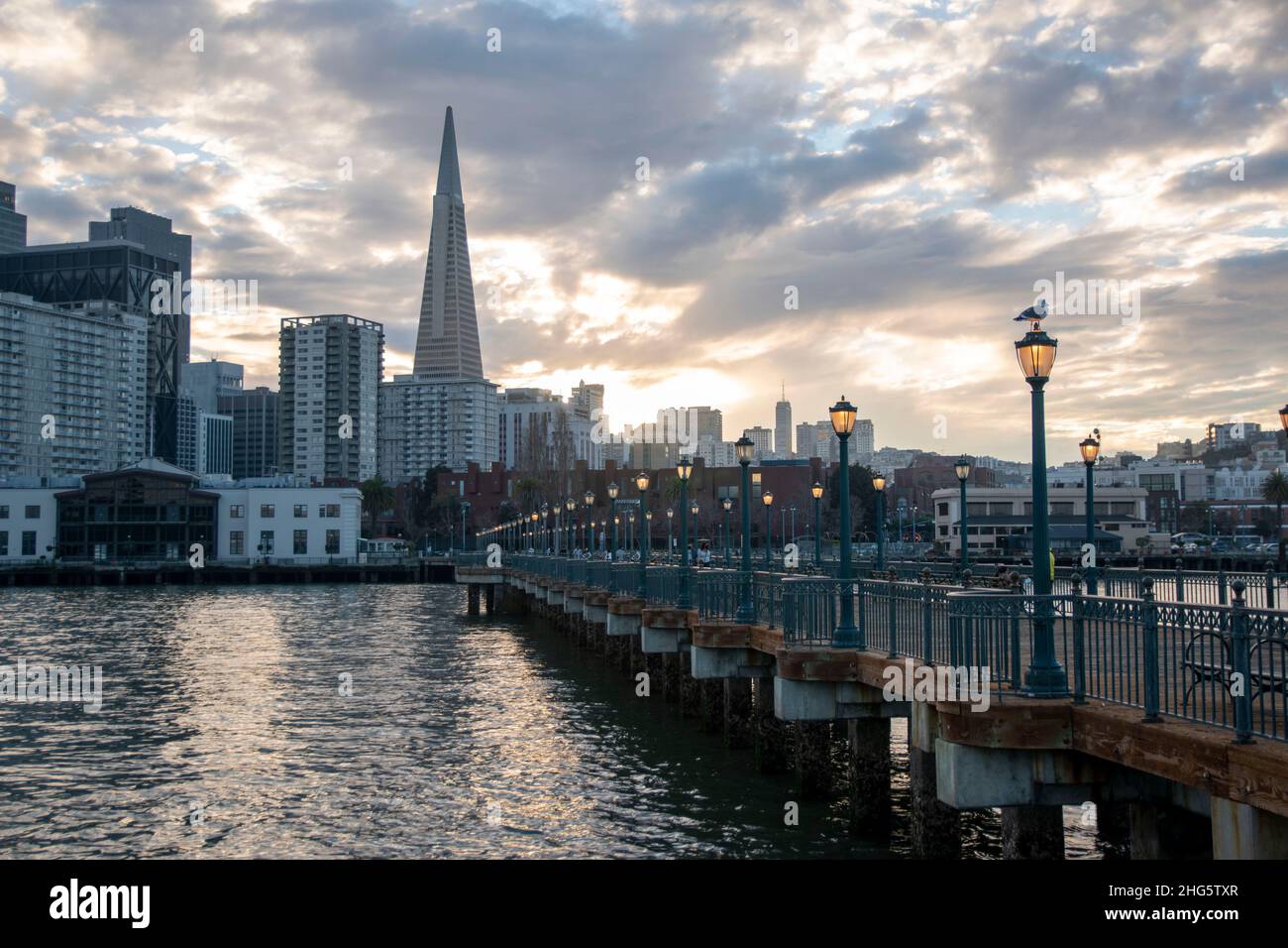 Pier 7 è un famoso luogo di fotografia a San Francisco, CA, USA per la sua relazione con la Piramide Transamerica. Foto Stock