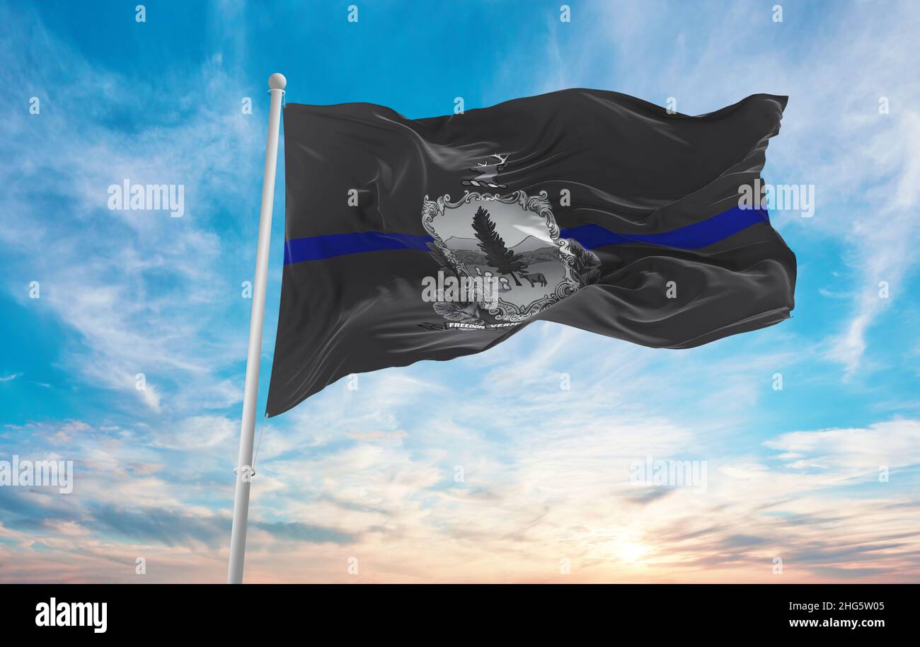 Bandiera linea blu dello stato del Vermont, Stati Uniti a cielo nuvoloso sfondo al tramonto, vista panoramica. Bandiera della polizia degli stati Uniti d'America. Spazio per copiare un divieto ampio Foto Stock