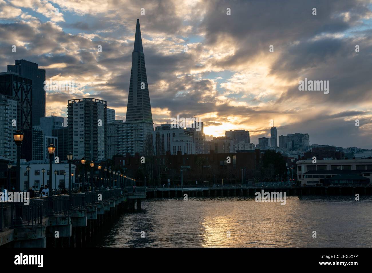 Pier 7 è un famoso luogo di fotografia a San Francisco, CA, USA per la sua relazione con la Piramide Transamerica. Foto Stock