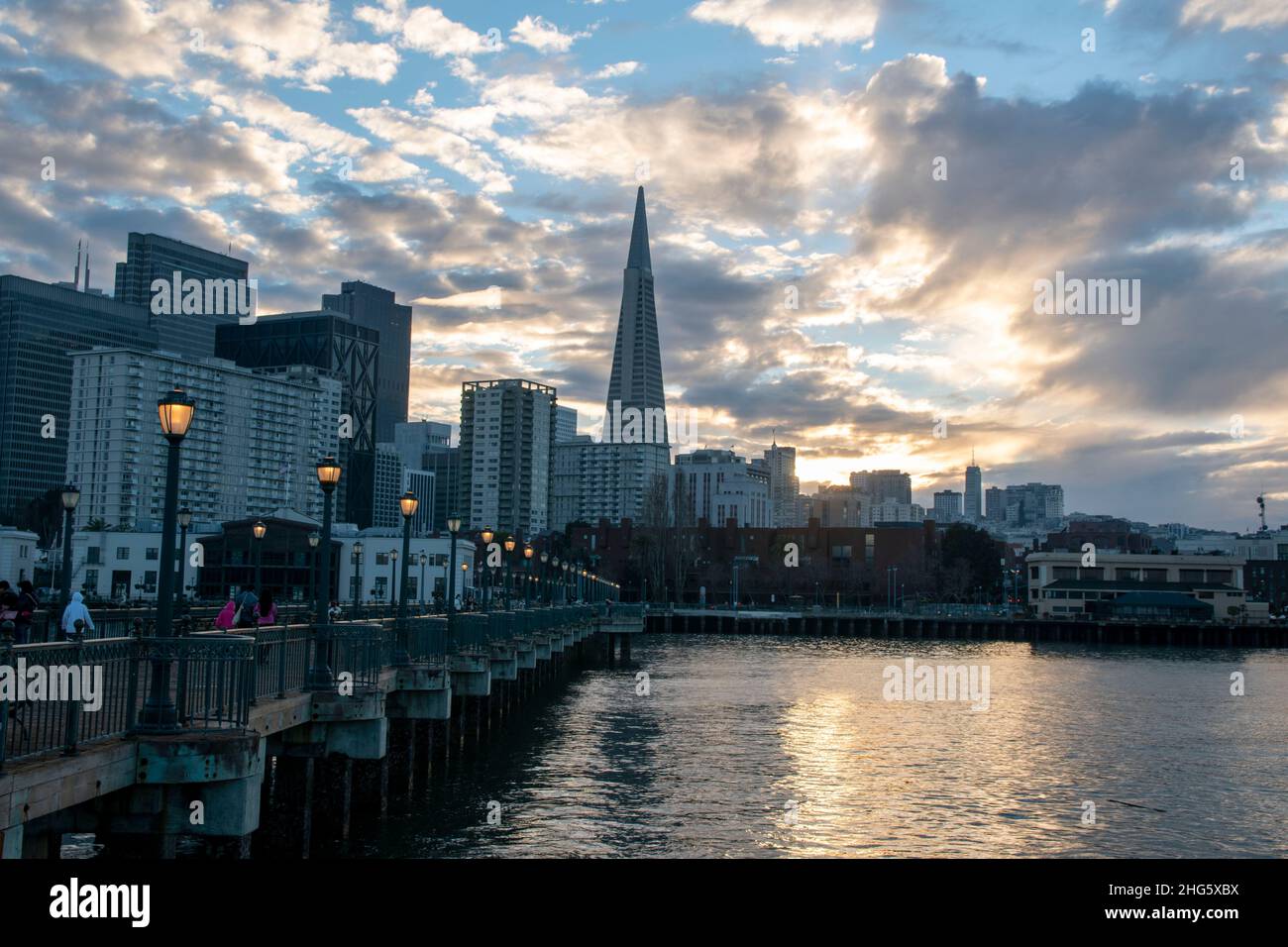 Pier 7 è un famoso luogo di fotografia a San Francisco, CA, USA per la sua relazione con la Piramide Transamerica. Foto Stock