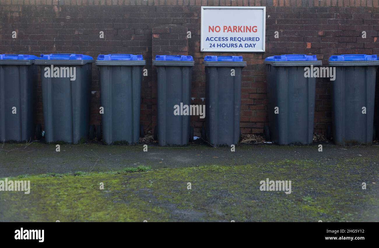 cassoni delle ruote in piedi su un terreno di scorta, affiancati Foto Stock