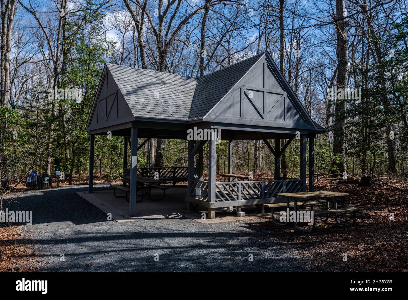 Una foto grandangolare di una sosta di riposo nei boschi del Walker Nature Center a Reston, VA Foto Stock