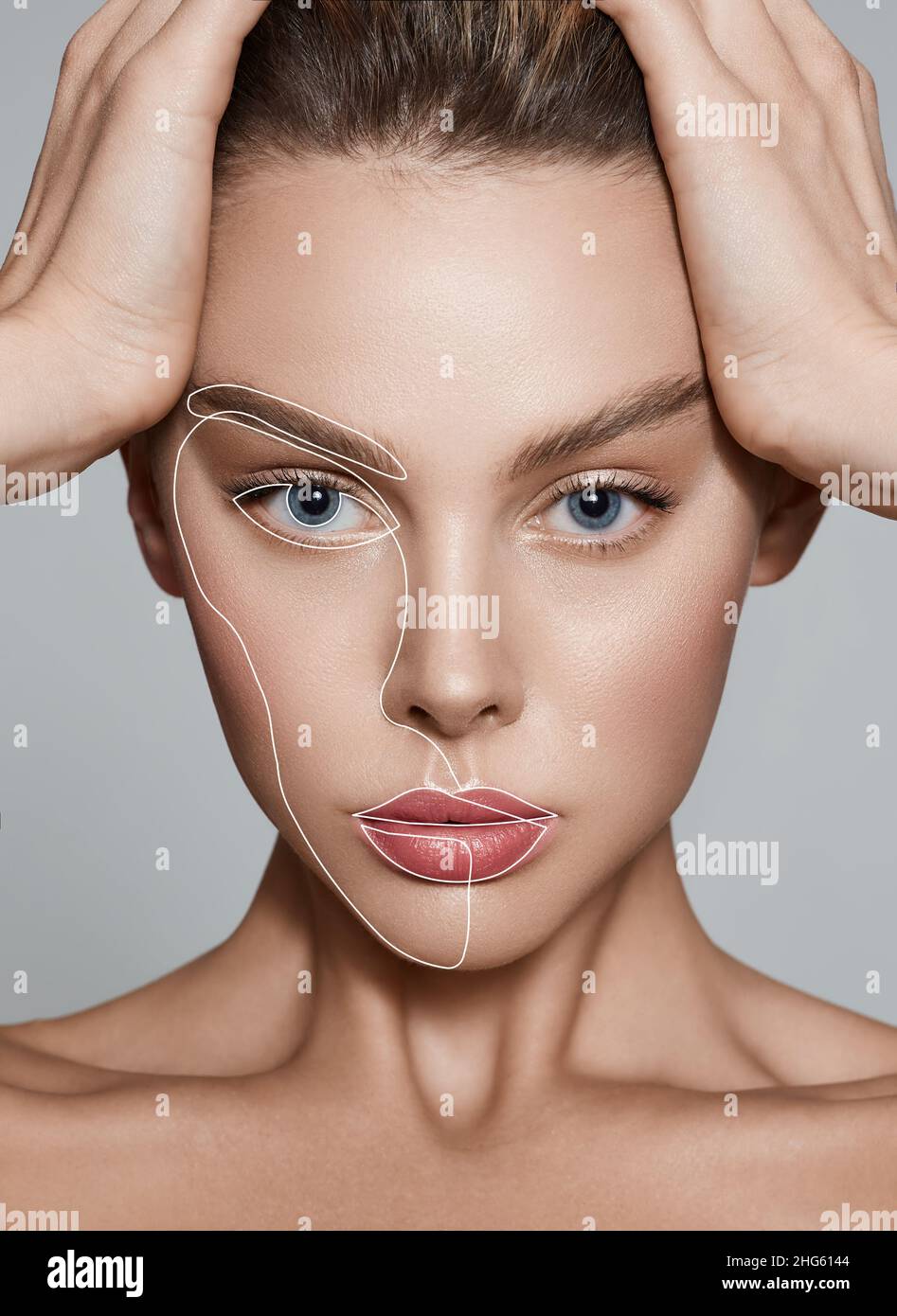 Cosmetologia estetica, cura del viso. Ritratto di bella donna con linee di sollevamento sulla pelle Foto Stock