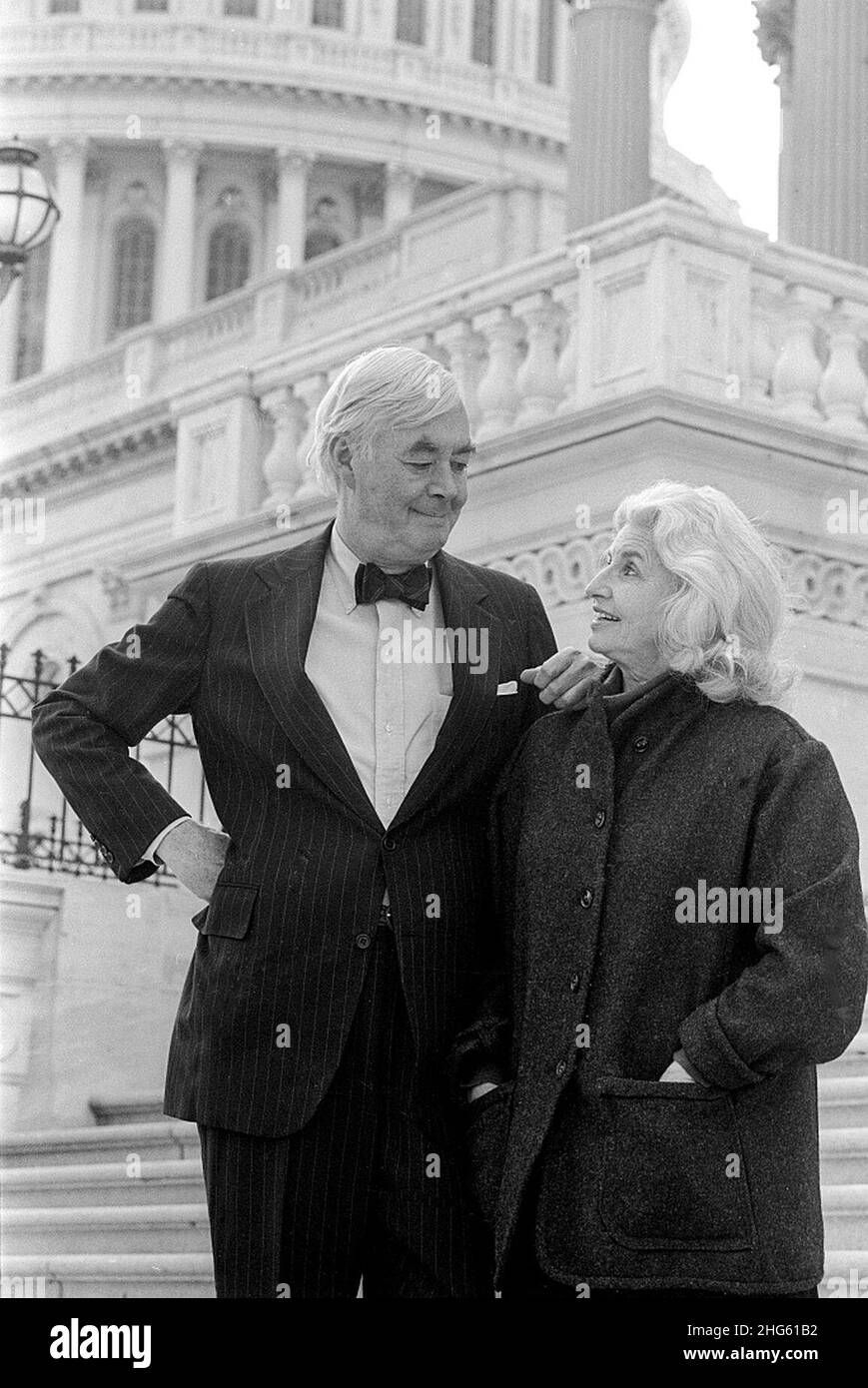 Daniel Patrick Moynihan (D-NY) con Liz, sua moglie. Foto Stock