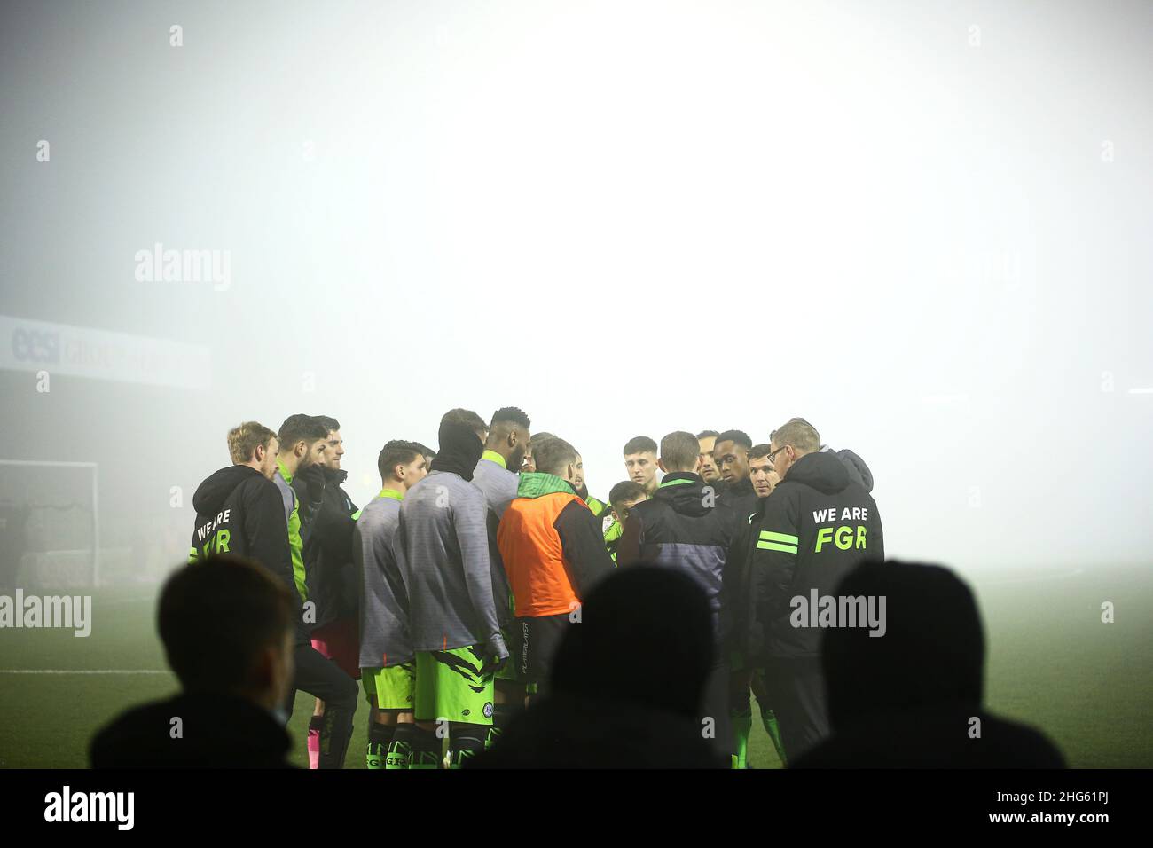 NAILSWORTH, REGNO UNITO. GENNAIO 18th tre giovani sostenitori guardano al ruolo di Forest Green Rovers manager, Rob Edwards, parla al suo fianco in seguito alla decisione dell'arbitro Carl Brook di sospendere la partita della Sky Bet League 2 tra Forest Green Rovers e Mansfield Town al New Lawn, Nailsworth martedì 18th gennaio 2022 a causa della nebbia fitta. (Credit: Kieran Riley | MI News) Credit: MI News & Sport /Alamy Live News Foto Stock