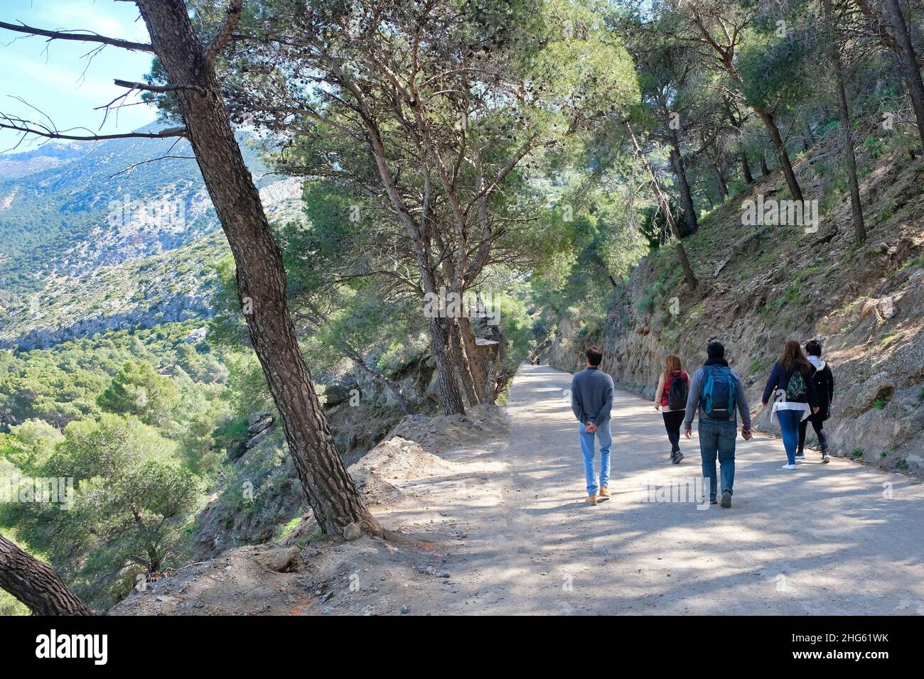 Gruppo di persone che camminano nelle montagne di Malaga in Spagna Foto Stock