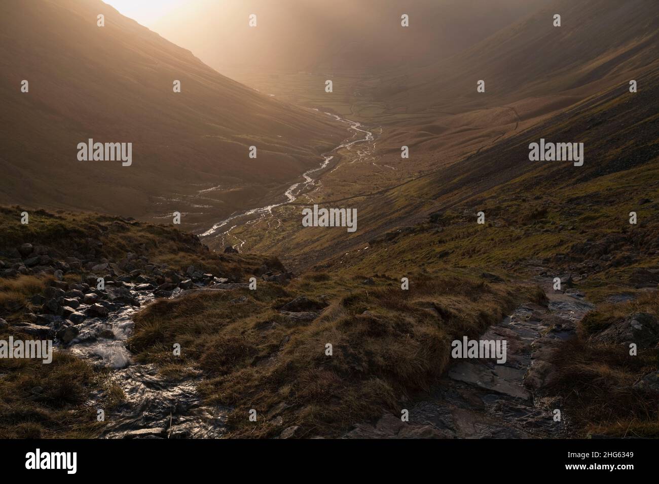 Sentiero per Wasdale Head lungo Lingmell Beck, nel Distretto dei Laghi Inglese Foto Stock