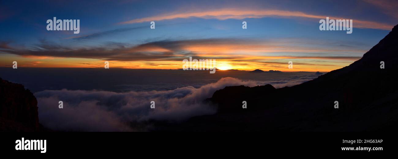 nube panorama sul campo a kilimanjaro. Vacanze attive in Tanzania Foto Stock