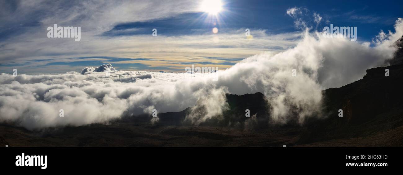 nube panorama sul campo a kilimanjaro. Vacanze attive in Tanzania Foto Stock