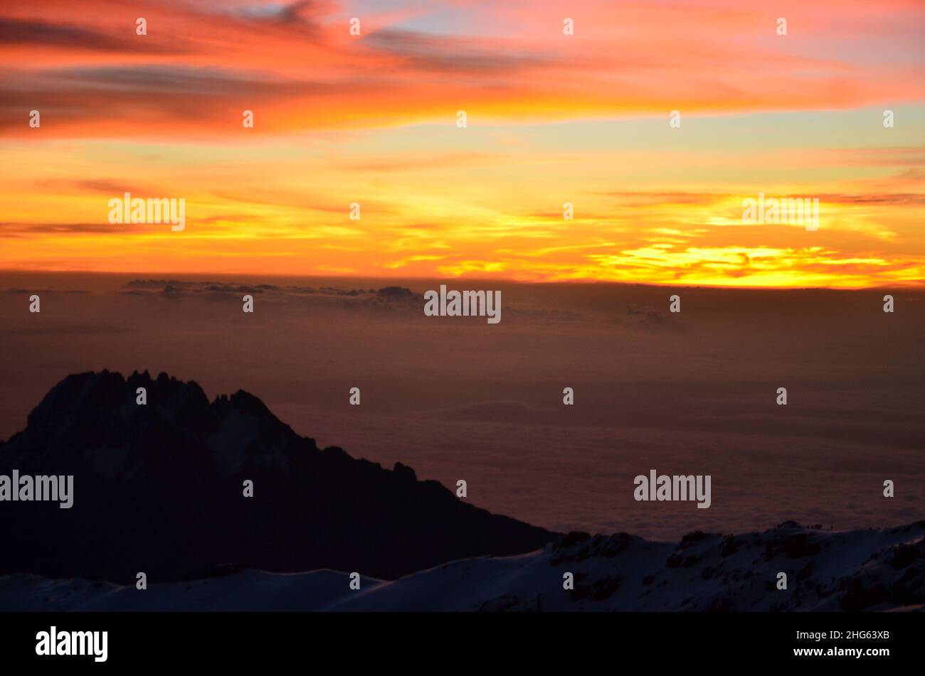 Monte Mawenzi al mattino con un esilema illuminante. alba a kilimanjaro. Trekking montagna più alta in Africa Foto Stock