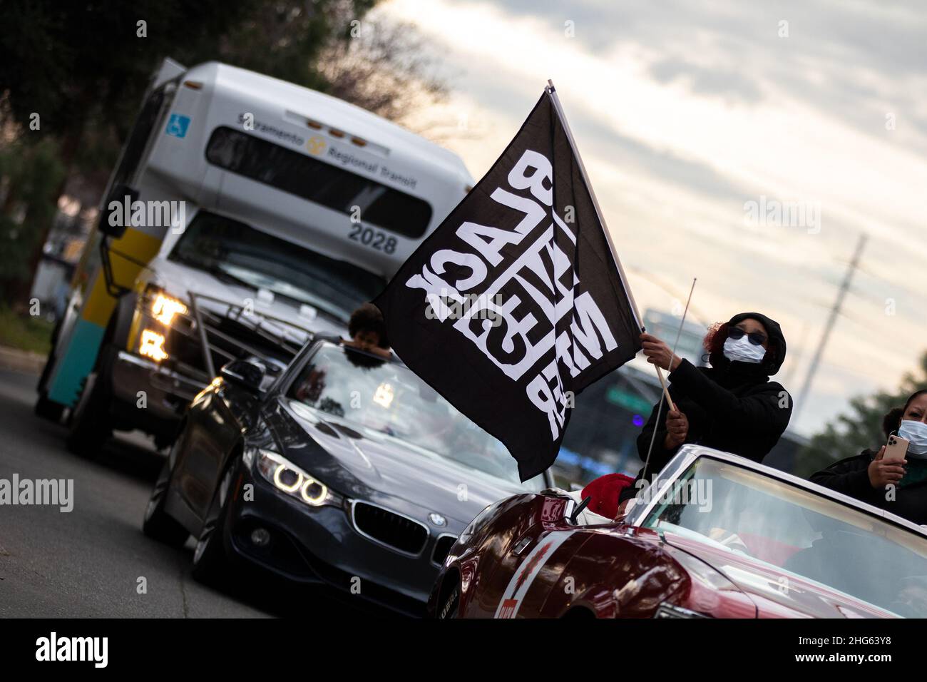 Sacramento, Stati Uniti. 17th Jan 2022. I Rallyists celebrano il leader dei diritti civili Martin Luther King Jr. Al suo compleanno via caravan auto presso la California state University di Sacramento, California, lunedì 17 gennaio 2022. (Foto di Rahul Lal/Sipa USA) Credit: Sipa USA/Alamy Live News Foto Stock