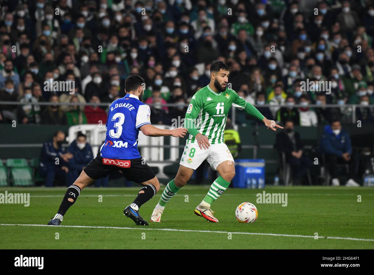 SIVIGLIA, SPAGNA - GENNAIO 18: Nabil Fekir #8 di Real Betis guida la palla durante la partita la Liga tra Real Betis e Alavés allo stadio Benito Villamarín il 18 gennaio 2022 a Siviglia, Spagna. (Foto di Sara Aribó/PxImages) Foto Stock