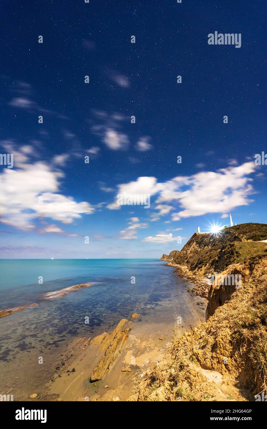 Mare notturno in Albania. Vacanze estive sulla riva del mare notturno. Stelle nel cielo blu del crepuscolo. Foto Stock