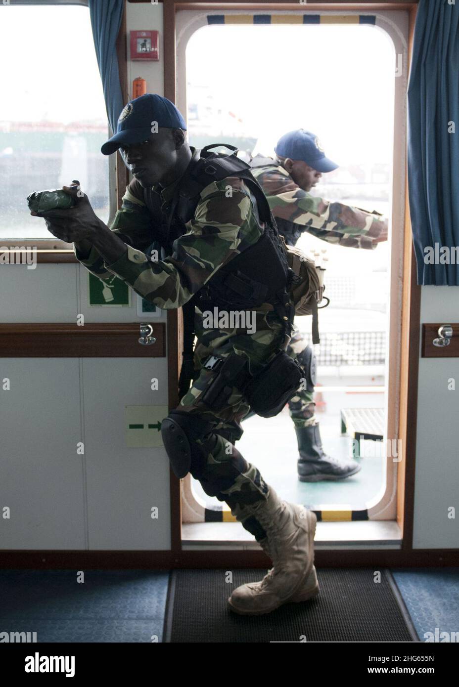 I membri del servizio senegalese praticano le tecniche di compensazione e movimento tattico a bordo della nave di pattuglia della Guardia civile spagnola Rio Segura 8 marzo 2014, a Dakar, Senegal, durante l'esercizio Sahariana Express 2014 140308 Foto Stock