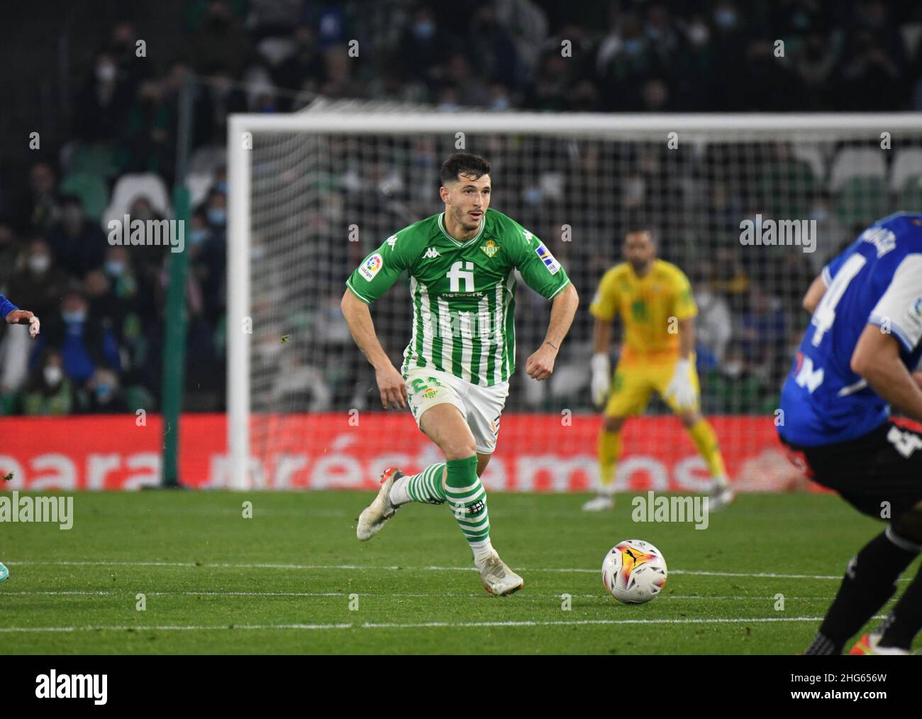 SIVIGLIA, SPAGNA - GENNAIO 18: Guido Rodríguez #21 di Real Betis guida la palla con il giocatore di Alavés durante la partita la Liga tra Real Betis e Alavés allo stadio Benito Villamarín il 18 gennaio 2022 a Siviglia, Spagna. (Foto di Sara Aribó/PxImages) Foto Stock