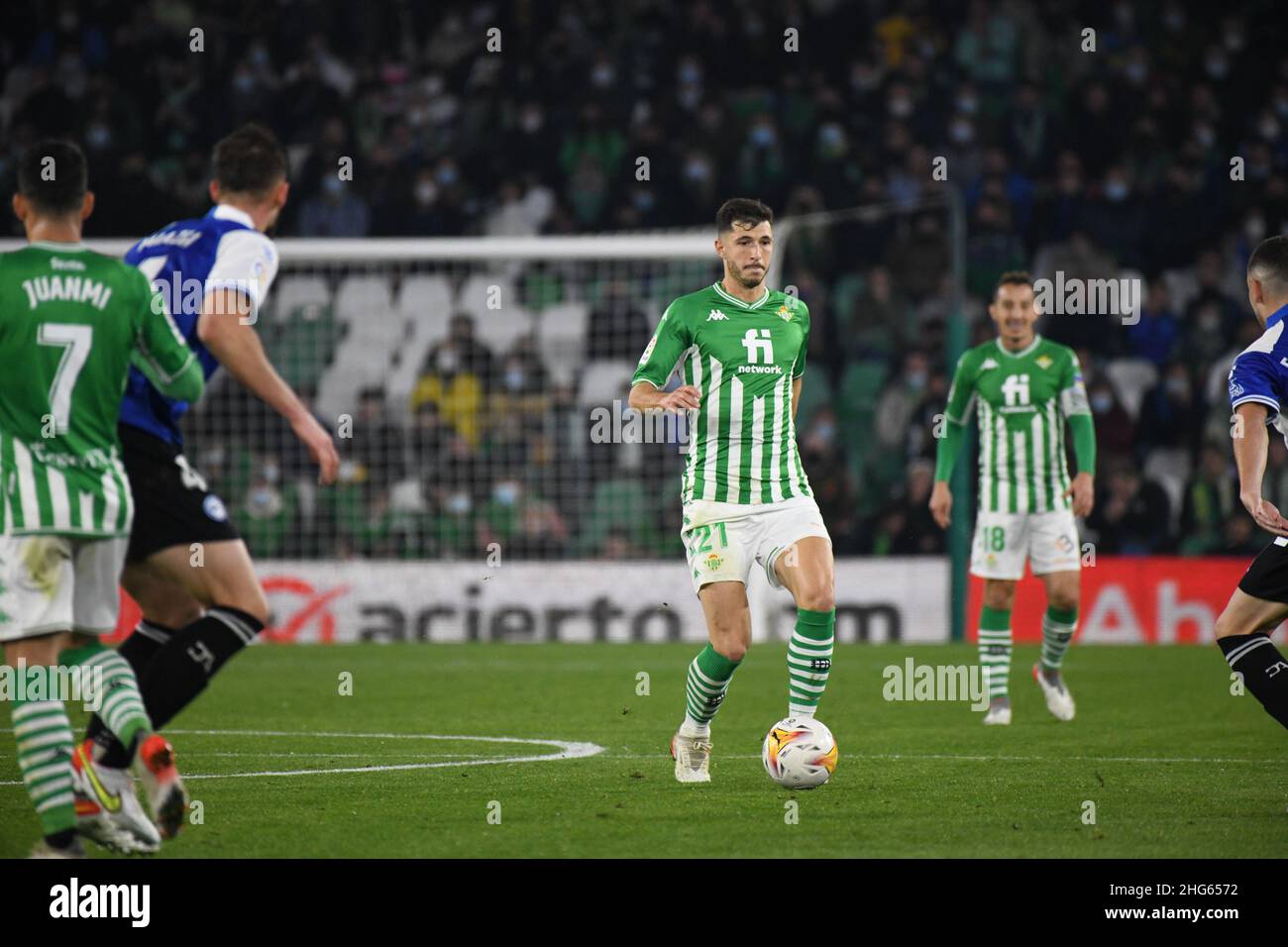 SIVIGLIA, SPAGNA - GENNAIO 18: Guido Rodríguez #21 di Real Betis controlla la palla con il giocatore di Alavés durante la partita la Liga tra Real Betis e Alavés allo stadio Benito Villamarín il 18 gennaio 2022 a Siviglia, Spagna. (Foto di Sara Aribó/PxImages) Foto Stock