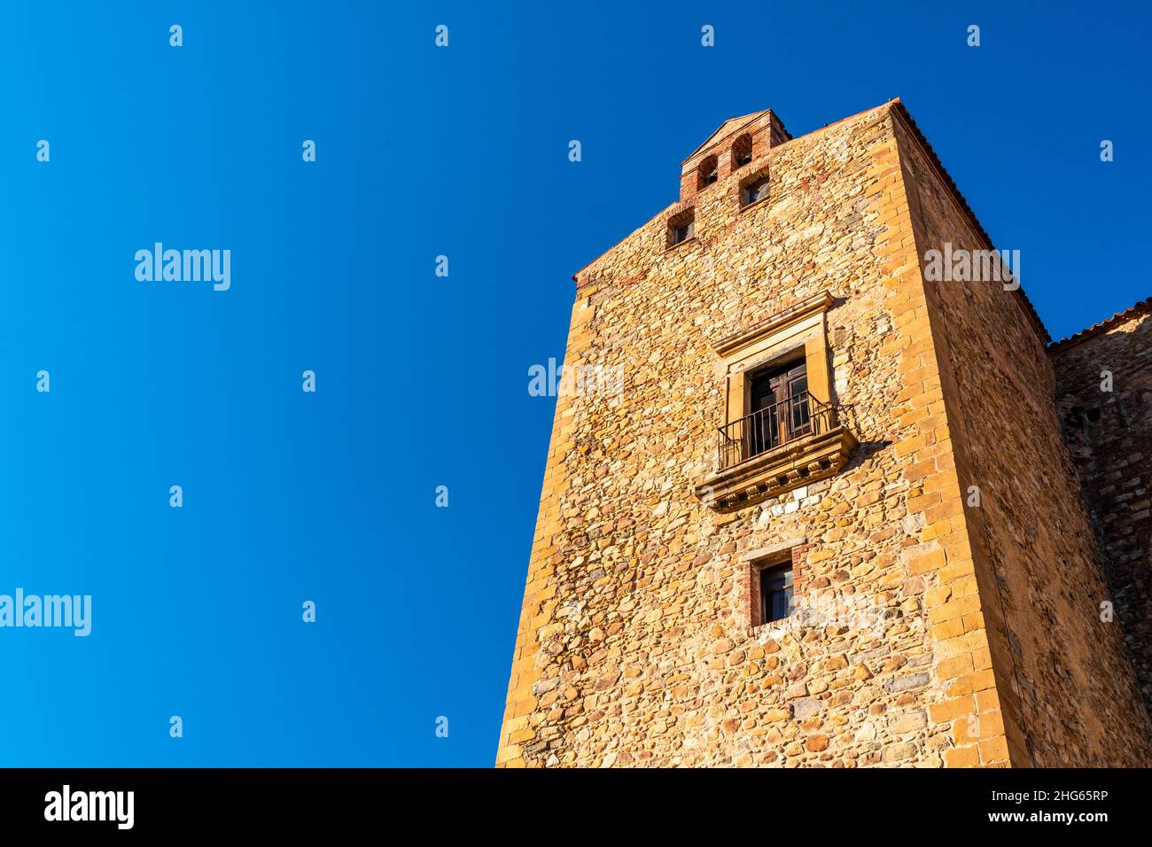 Castello di Castelbuono illuminato dalla luce del pomeriggio in una giornata estiva con un cielo blu sfondo, Sicilia, Italia Foto Stock